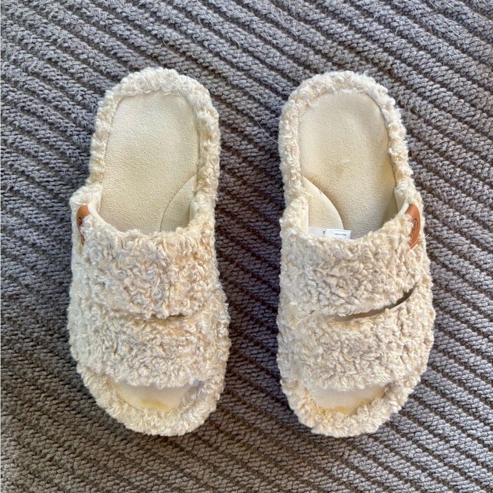 Everfoam Fluffy Faux Fur Slippers size 7-8 - Picture 2 of 4